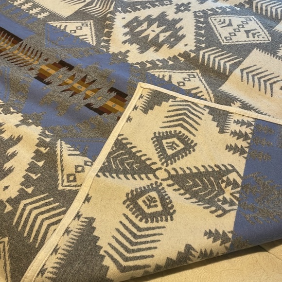 Pendleton Silver Bark Heritage Collection Blanket - Picture 2 of 8